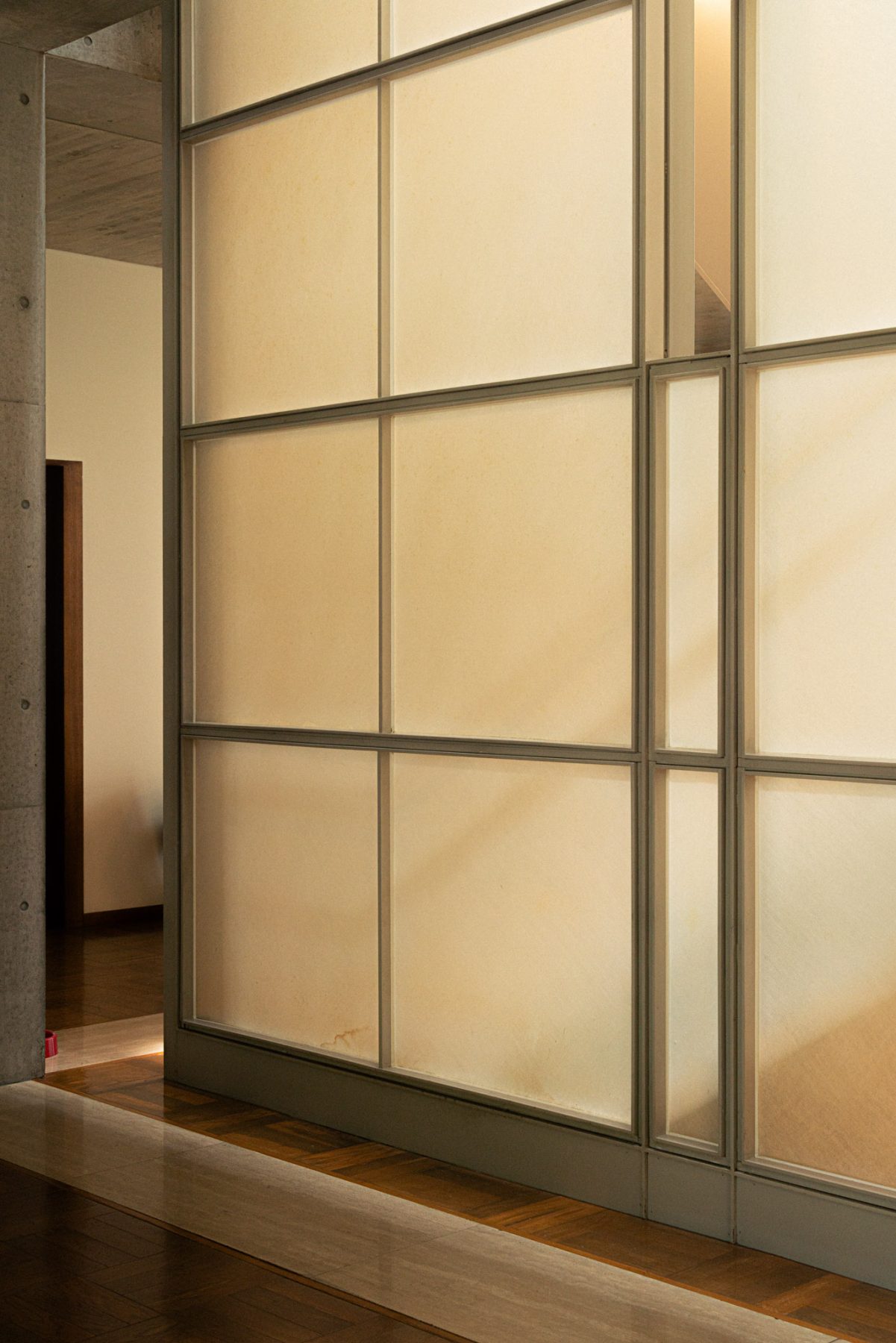 ホールの繊維シート入りガラス