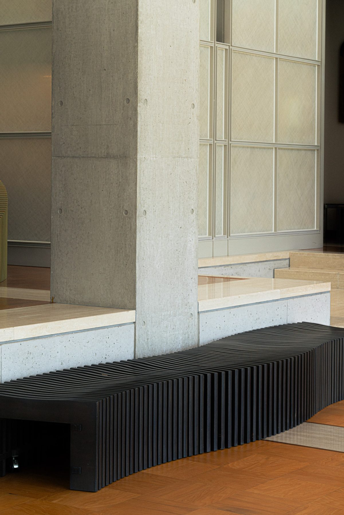 ホールのコンクリート柱