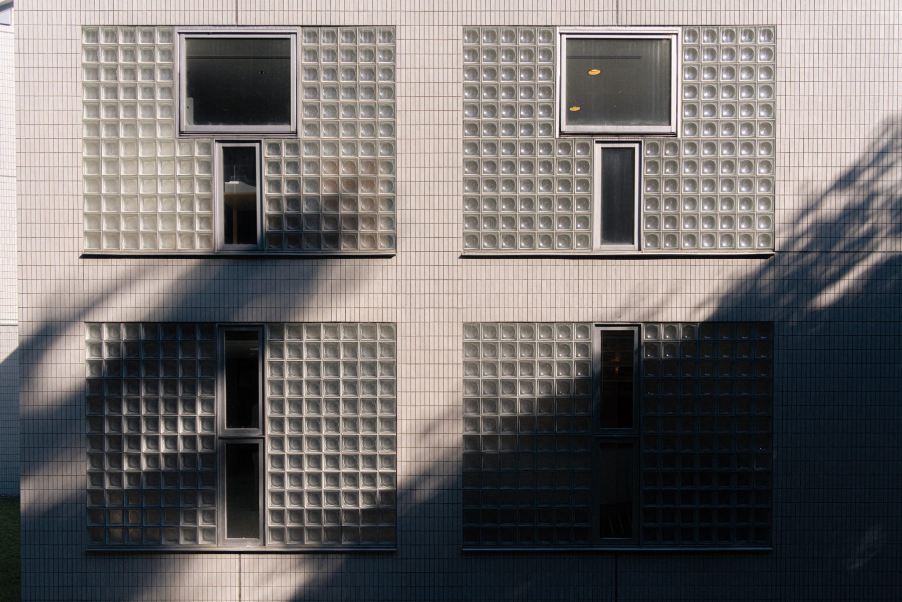 セミナー棟の窓の外観