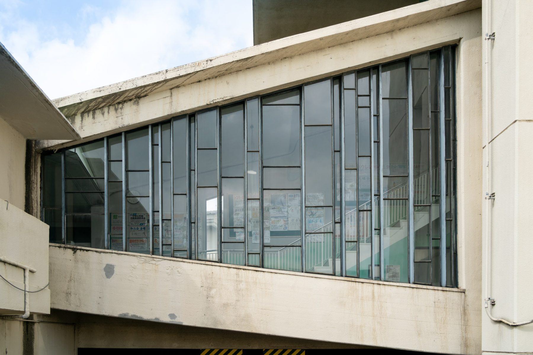 渡り廊下の縦格子窓