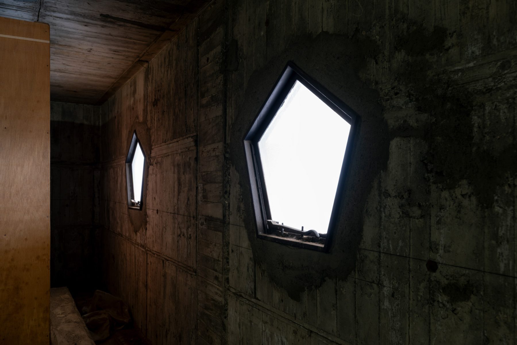 書庫の五角形の横軸回転窓