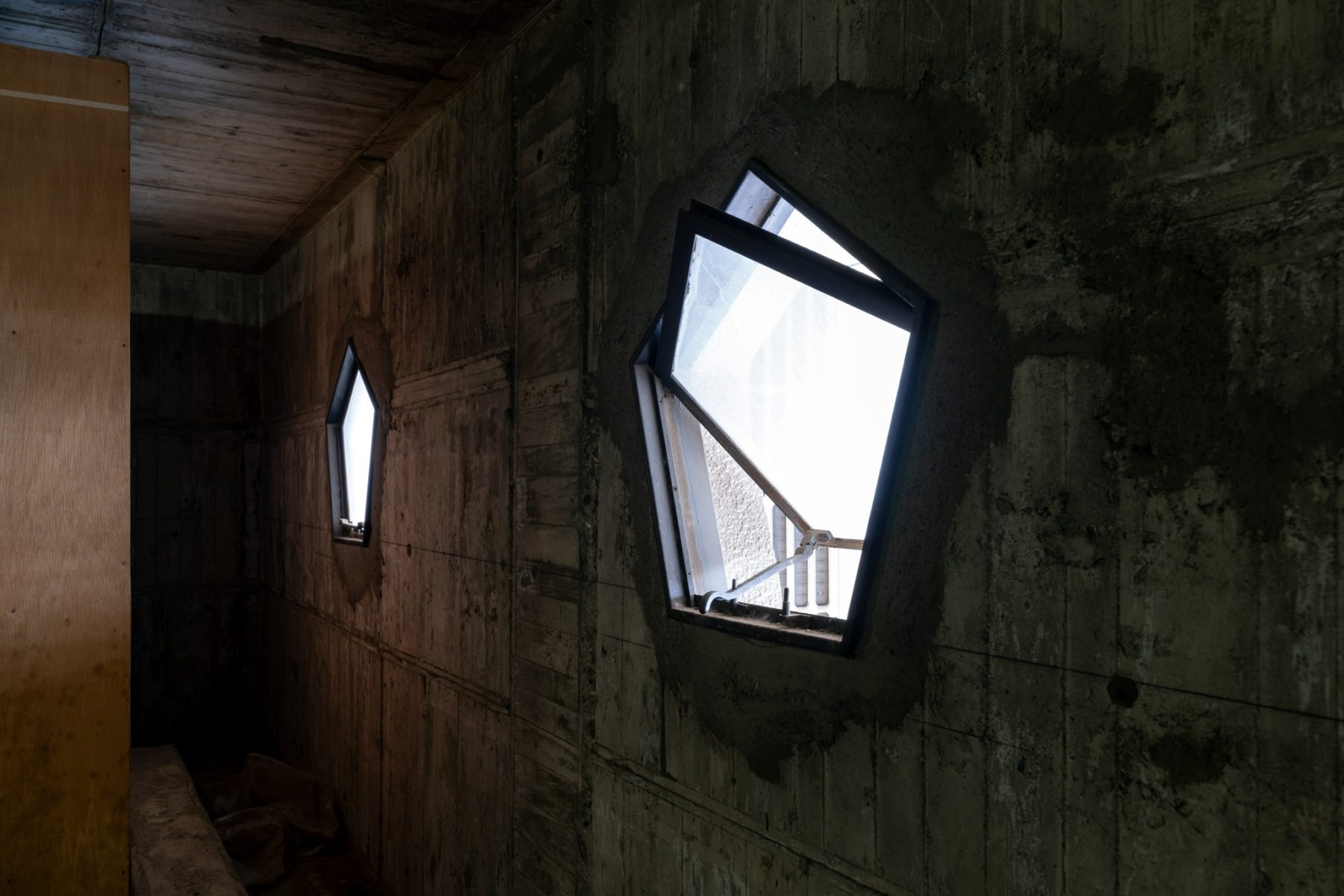 書庫の五角形の横軸回転窓