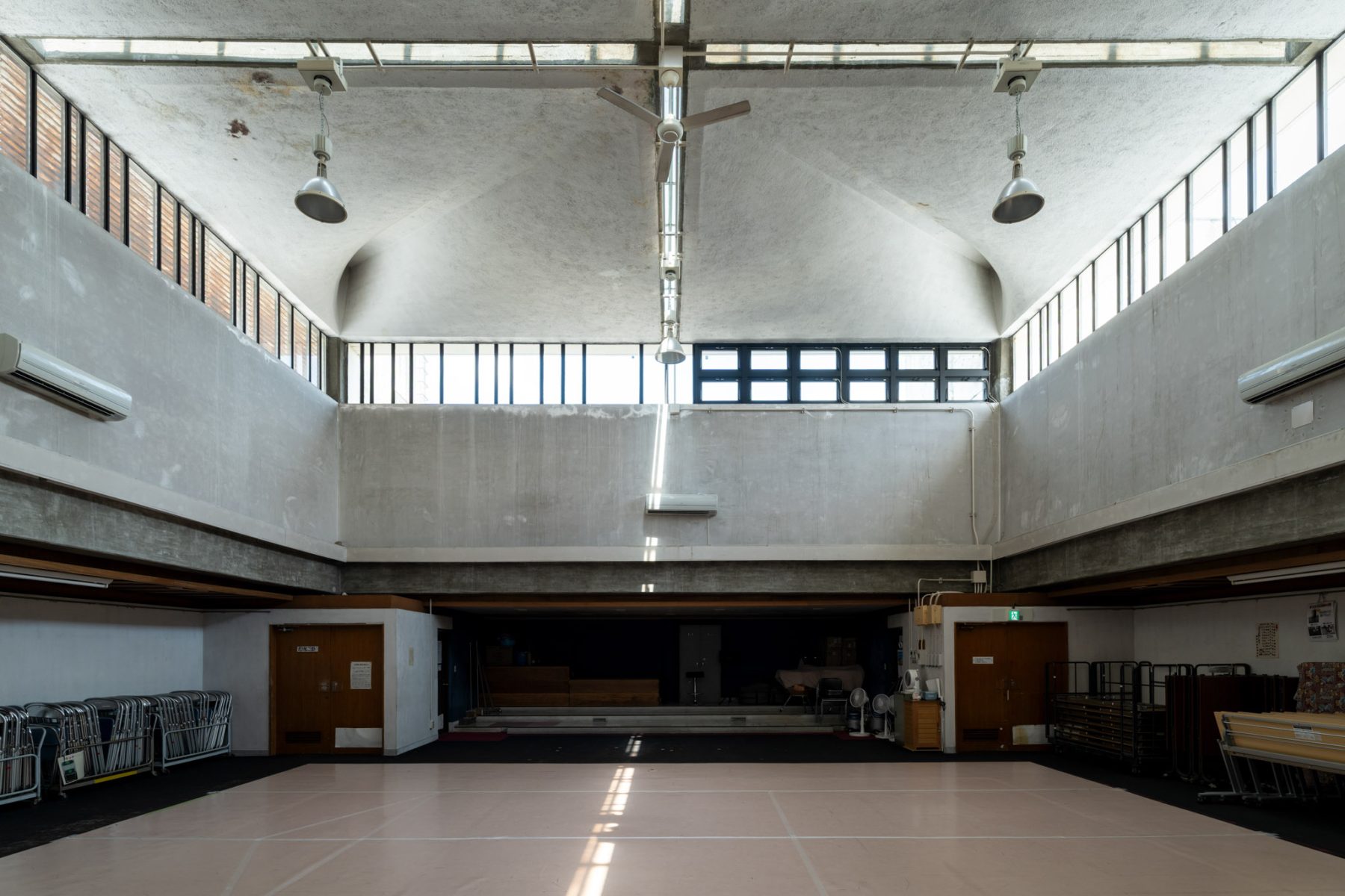 議場の不規則な明かり取り