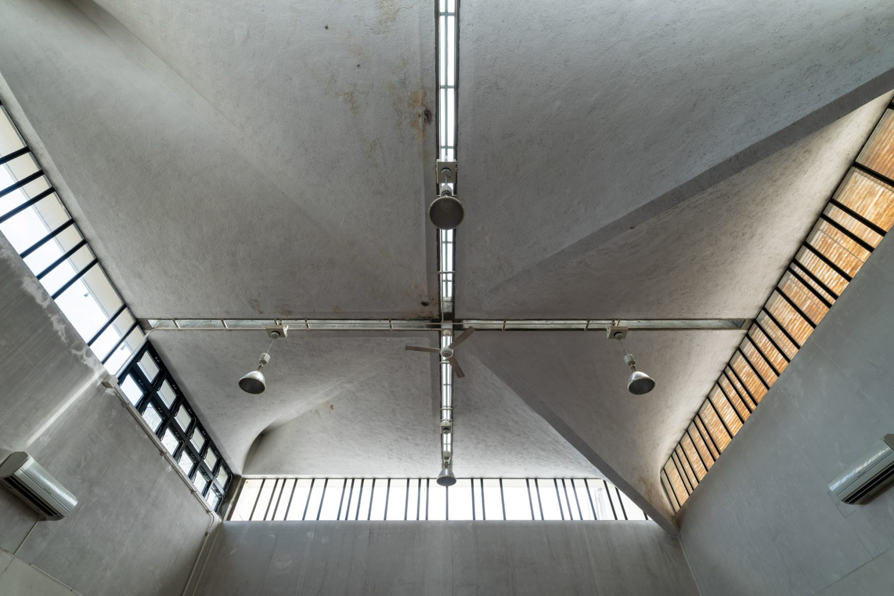 議場の十字型の天窓